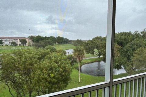 Condo in Pembroke Pines, Florida, 1 bedroom  № 1867113 - photo 1