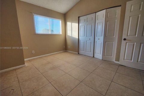Condo in Oakland Park, Florida, 2 bedrooms  № 2030192 - photo 13