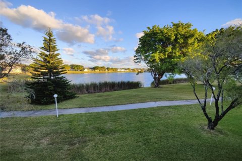 Condo in Oakland Park, Florida, 2 bedrooms  № 2030192 - photo 2