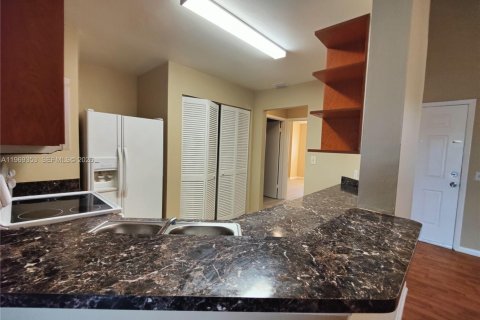 Condo in Oakland Park, Florida, 2 bedrooms  № 2030192 - photo 6