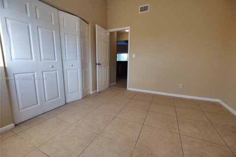 Condo in Oakland Park, Florida, 2 bedrooms  № 2030192 - photo 14