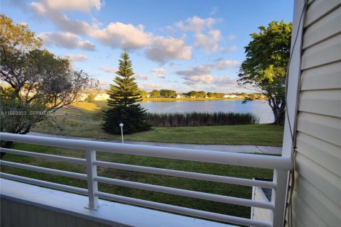 Condo in Oakland Park, Florida, 2 bedrooms  № 2030192 - photo 8