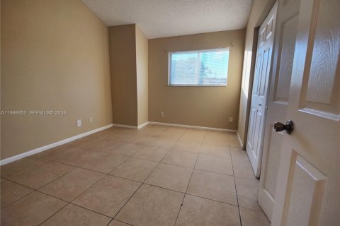 Condo in Oakland Park, Florida, 2 bedrooms  № 2030192 - photo 11