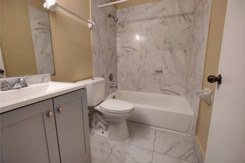 Condo in Oakland Park, Florida, 2 bedrooms  № 2030192 - photo 10