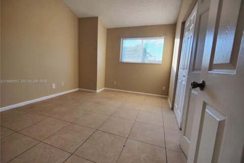 Condo in Oakland Park, Florida, 2 bedrooms  № 2030192 - photo 12