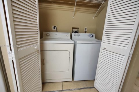 Condo in Oakland Park, Florida, 2 bedrooms  № 2030192 - photo 18