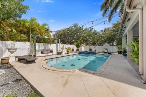 House in Miami, Florida 4 bedrooms, 209.59 sq.m. № 2003240 - photo 27