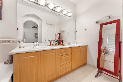 House in Miami, Florida 4 bedrooms, 209.59 sq.m. № 2003240 - photo 21