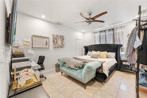 House in Miami, Florida 4 bedrooms, 209.59 sq.m. № 2003240 - photo 18