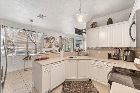 House in Miami, Florida 4 bedrooms, 209.59 sq.m. № 2003240 - photo 12