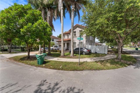 House in Miami, Florida 4 bedrooms, 209.59 sq.m. № 2003240 - photo 2