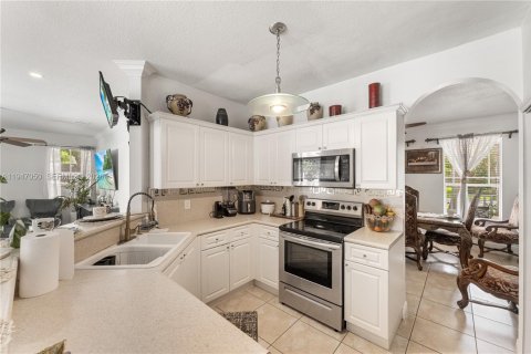 House in Miami, Florida 4 bedrooms, 209.59 sq.m. № 2003240 - photo 11