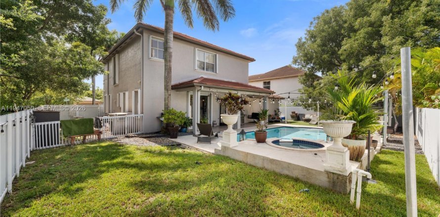 House in Miami, Florida 4 bedrooms, 209.59 sq.m. № 2003240