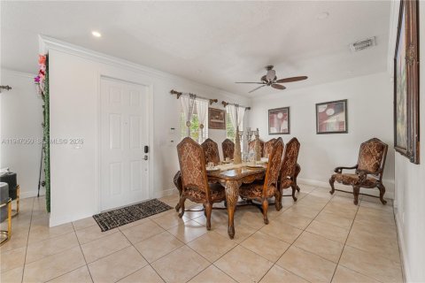 House in Miami, Florida 4 bedrooms, 209.59 sq.m. № 2003240 - photo 4