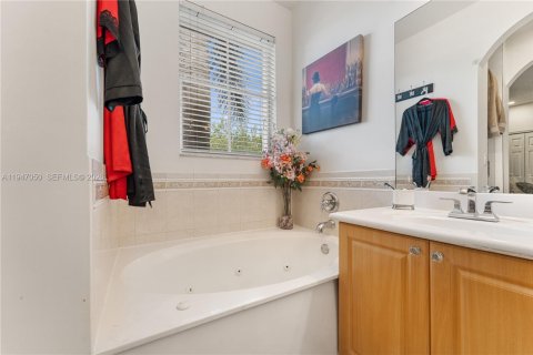 House in Miami, Florida 4 bedrooms, 209.59 sq.m. № 2003240 - photo 23