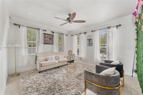 House in Miami, Florida 4 bedrooms, 209.59 sq.m. № 2003240 - photo 5