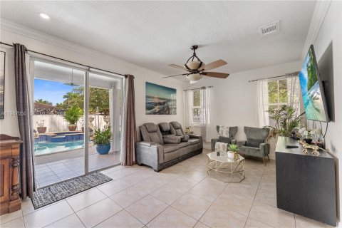 House in Miami, Florida 4 bedrooms, 209.59 sq.m. № 2003240 - photo 8