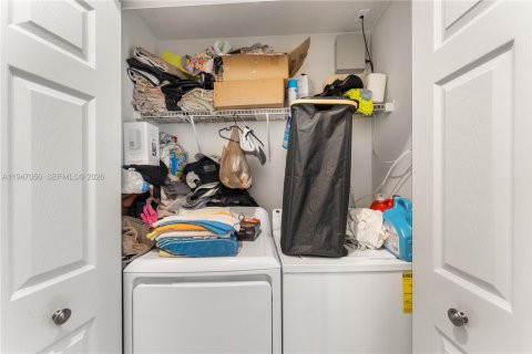 House in Miami, Florida 4 bedrooms, 209.59 sq.m. № 2003240 - photo 16