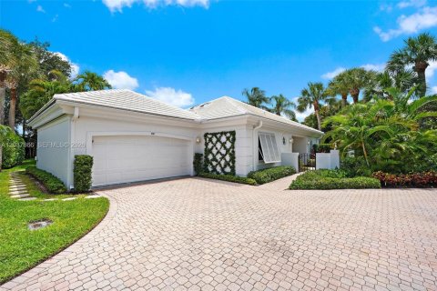 House in Jupiter, Florida 2 bedrooms, 175.21 sq.m. № 2155038