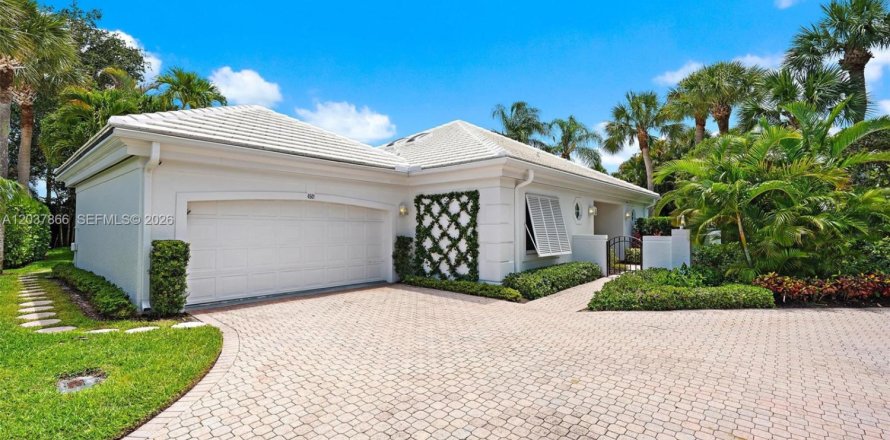 House in Jupiter, Florida 2 bedrooms, 175.21 sq.m. № 2155038