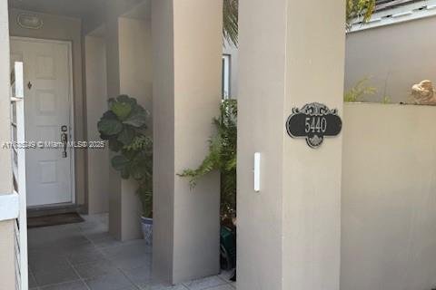 Touwnhouse à vendre à Miami, Floride: 3 chambres, 197.7 m2 № 1818385 - photo 2