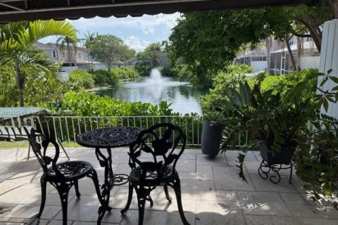 Touwnhouse à vendre à Miami, Floride: 3 chambres, 197.7 m2 № 1818385 - photo 5
