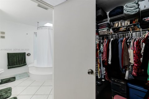 Condo in Miami, Florida, 3 bedrooms  № 2173528 - photo 23