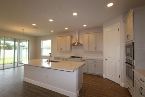 House in Apopka, Florida 4 bedrooms, 256.69 sq.m. № 2092733 - photo 4