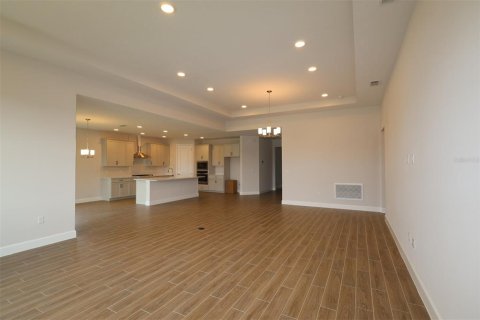 House in Apopka, Florida 4 bedrooms, 256.69 sq.m. № 2092733 - photo 8