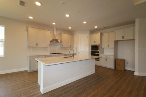 House in Apopka, Florida 4 bedrooms, 256.69 sq.m. № 2092733 - photo 3
