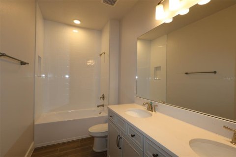 House in Apopka, Florida 4 bedrooms, 256.69 sq.m. № 2092733 - photo 13
