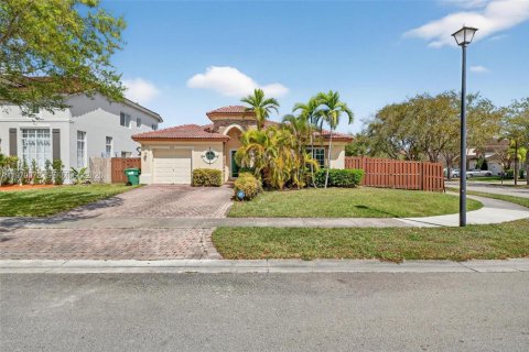 Villa ou maison à vendre à Cutler Bay, Floride: 3 chambres, 162.49 m2 № 2049360 - photo 3