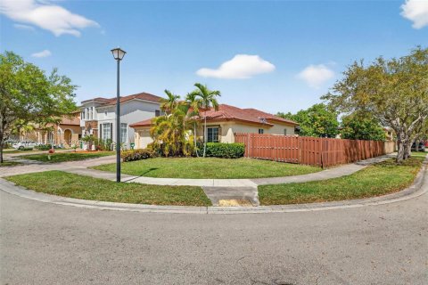 Villa ou maison à vendre à Cutler Bay, Floride: 3 chambres, 162.49 m2 № 2049360 - photo 2