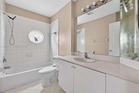 Villa ou maison à vendre à Cutler Bay, Floride: 3 chambres, 162.49 m2 № 2049360 - photo 13