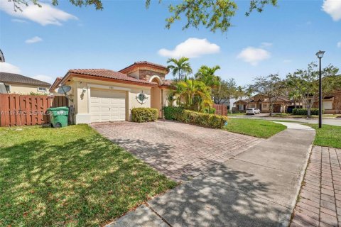 Villa ou maison à Cutler Bay, Floride 3 chambres, 162.49 m2 № 2049360