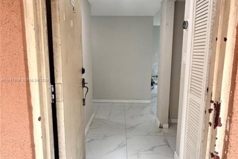 Снять в аренду квартиру в Хайалиа, Флорида 2 спальни, 99.41м2, № 2003801 - фото 2