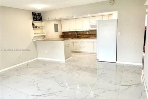 Снять в аренду квартиру в Хайалиа, Флорида 2 спальни, 99.41м2, № 2003801 - фото 3