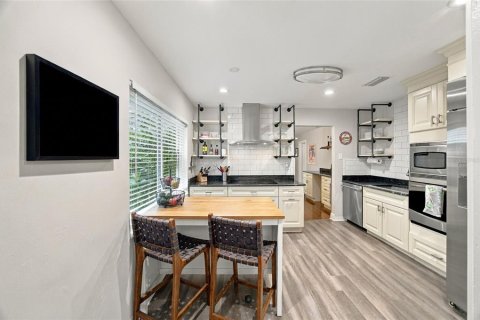 House in Saint Petersburg, Florida 3 bedrooms, 189.52 sq.m. № 2410318 - photo 13