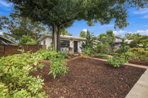 House in Saint Petersburg, Florida 3 bedrooms, 189.52 sq.m. № 2410318 - photo 3