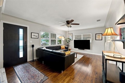 House in Saint Petersburg, Florida 3 bedrooms, 189.52 sq.m. № 2410318 - photo 9