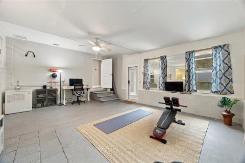 House in Saint Petersburg, Florida 3 bedrooms, 189.52 sq.m. № 2410318 - photo 30