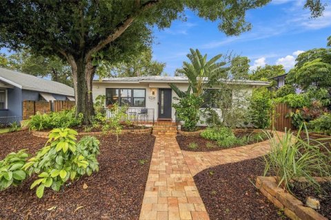 House in Saint Petersburg, Florida 3 bedrooms, 189.52 sq.m. № 2410318