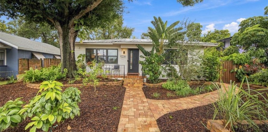 House in Saint Petersburg, Florida 3 bedrooms, 189.52 sq.m. № 2410318