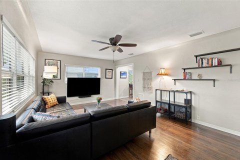 House in Saint Petersburg, Florida 3 bedrooms, 189.52 sq.m. № 2410318 - photo 10