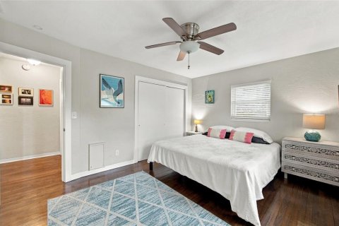 House in Saint Petersburg, Florida 3 bedrooms, 189.52 sq.m. № 2410318 - photo 26