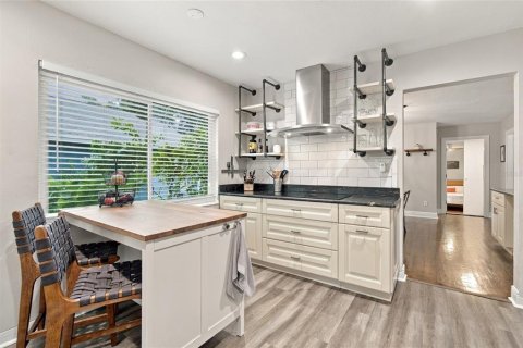 House in Saint Petersburg, Florida 3 bedrooms, 189.52 sq.m. № 2410318 - photo 12