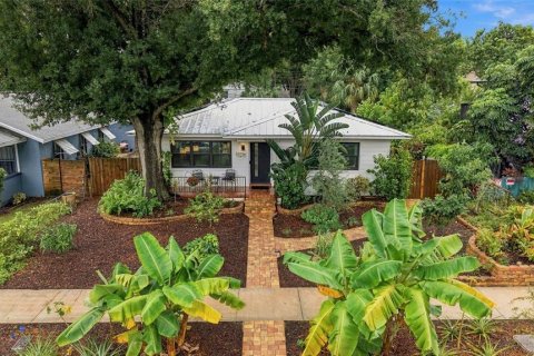 House in Saint Petersburg, Florida 3 bedrooms, 189.52 sq.m. № 2410318 - photo 4