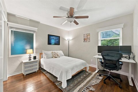 House in Saint Petersburg, Florida 3 bedrooms, 189.52 sq.m. № 2410318 - photo 27