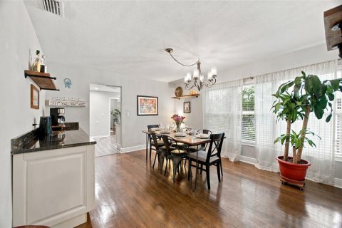 House in Saint Petersburg, Florida 3 bedrooms, 189.52 sq.m. № 2410318 - photo 17