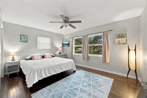 House in Saint Petersburg, Florida 3 bedrooms, 189.52 sq.m. № 2410318 - photo 25